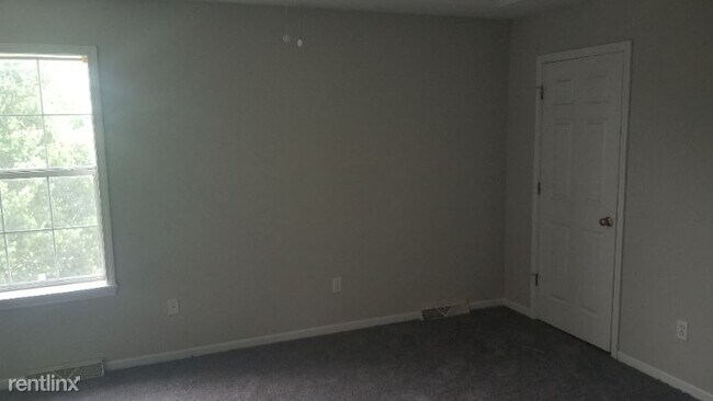 Building Photo - 3 br, 1.5 bath Townhome - 120 Albany Dr