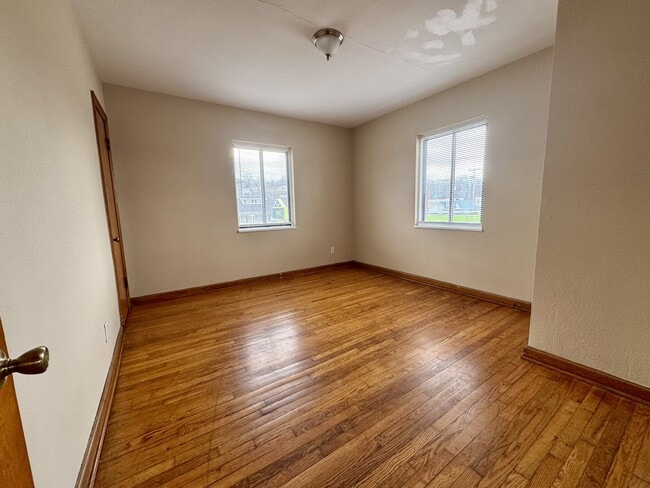 Building Photo - 327 1/2 2nd Ave