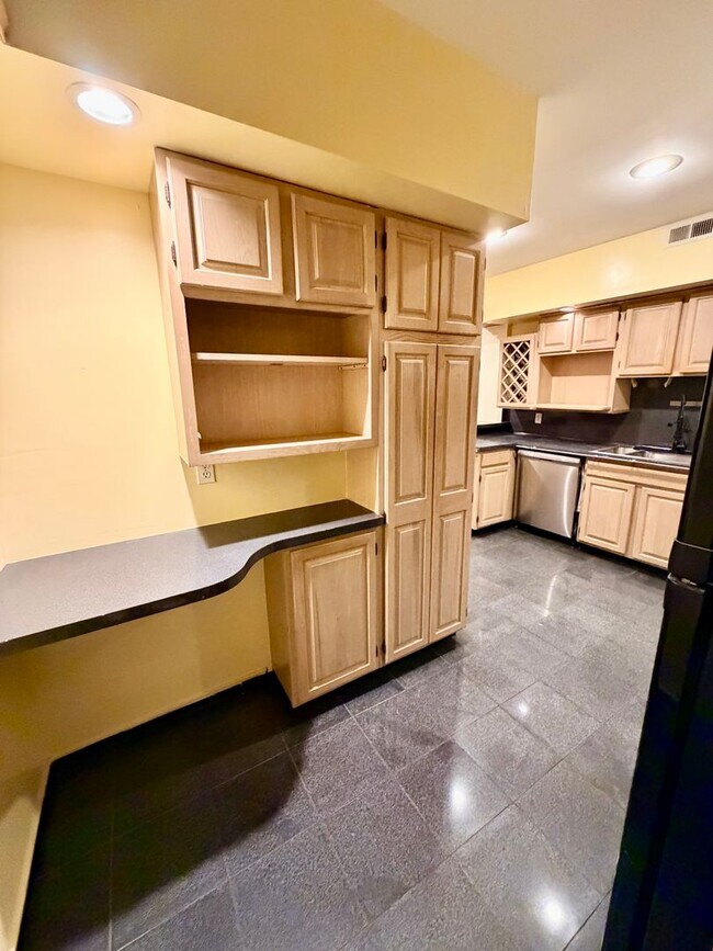 Building Photo - 3 bed 2.5 bath in Port Richmond with Garag...