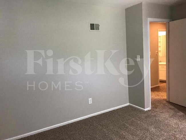 Building Photo - 5813 NW Aspen Ln