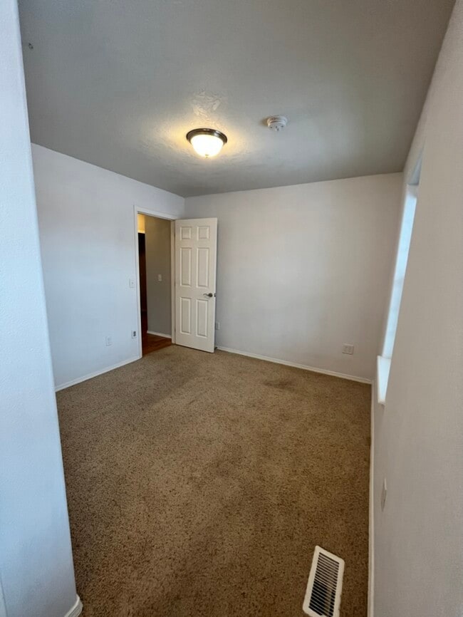 Building Photo - 515 Sawtooth St