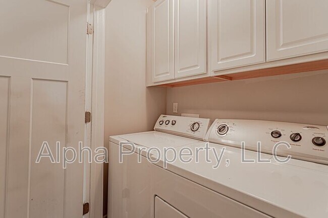 Building Photo - 400 Pangel Ln