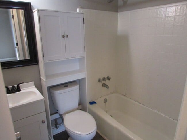 Building Photo - Comfortable 2BD/1BA Apartment with Washer/Dryer Hookups