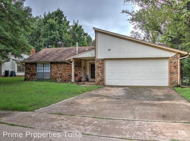 Primary Photo - 3 br, 2 bath House - 301 W. Miami St.