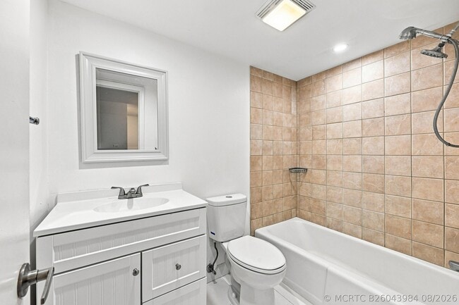 Building Photo - 640 Tennis Club Dr