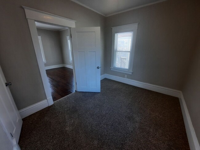 Building Photo - 2 Bedroom, 1 Bathroom home near Drake Univ...