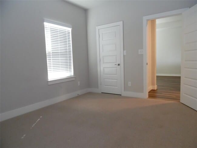 Building Photo - 225 Eagle Ford Dr