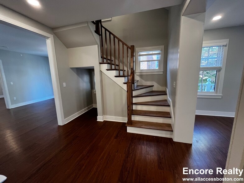 Building Photo - 39 Harvard Way