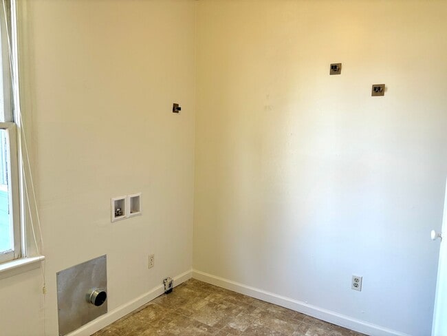 Building Photo - Charming Home in the Conveniently Located Southgate Neighborhood, Character-Rich Trims and Fully ...