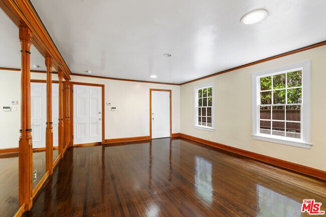 Building Photo - 803 N Rexford Dr