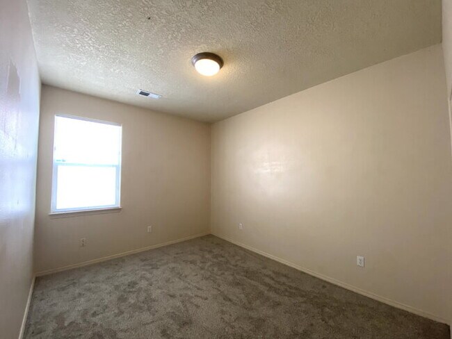 Building Photo - Spacious 3BR w/Office in the Cabezon Subdi...