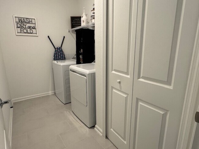 Building Photo - Spacious 4 bedroom 2.5 Bath, Fully Furnish...