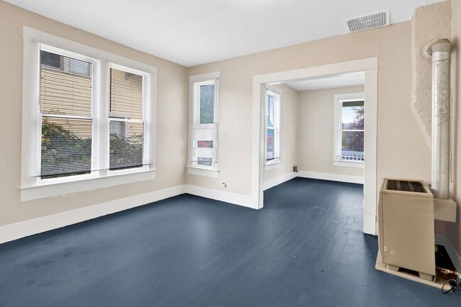 Building Photo - $1,000 Grocery Store Gift Card! 4 Bedroom, 1 bathroom Home in the York neighborhood for Rent!