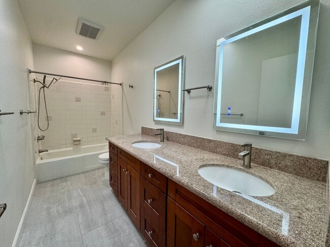 Building Photo - Stylish 2 bed + 2.5 bath + loft townhome nestled in Santa Monica south of Montana