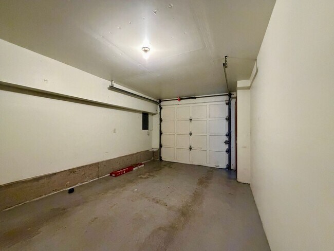 Building Photo - 0152-01D - Elm Tree Garden Apartments D
