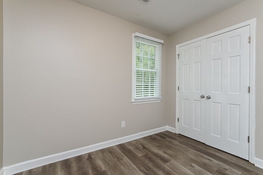 Building Photo - 925 Fairlong Rd
