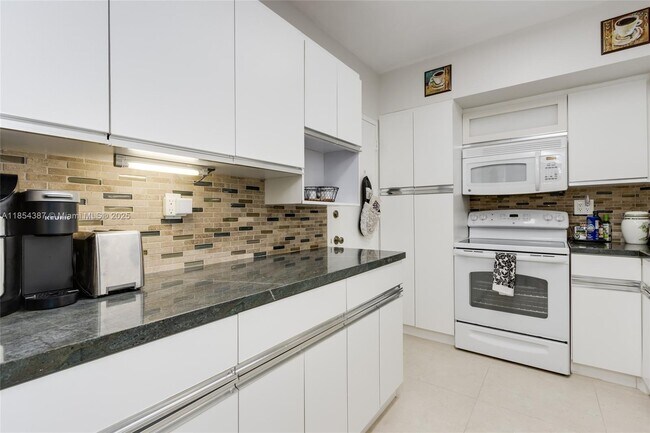 Building Photo - 500 Bayview Dr