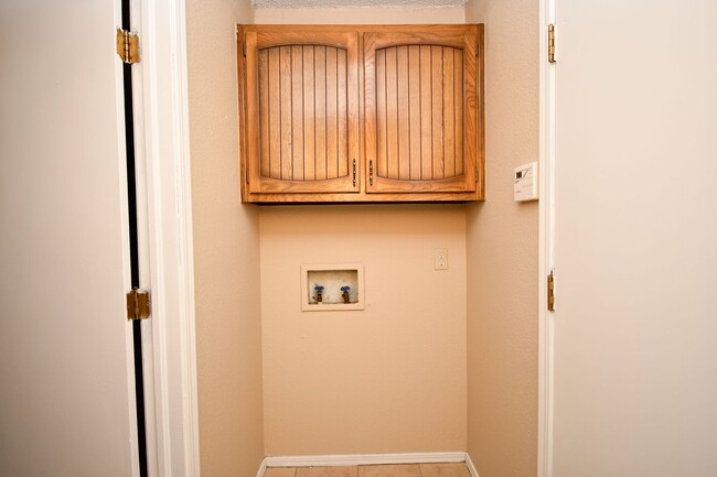 Building Photo - Well-maintained 3-bedroom, 2-bath ranch-style home