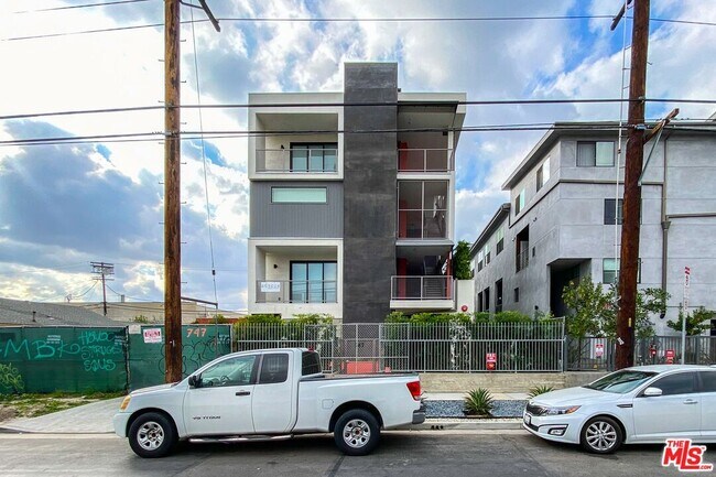 Building Photo - 747 Lillian Way