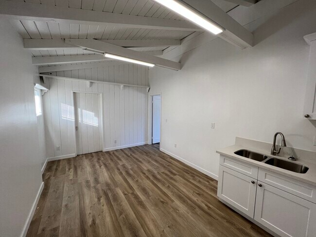 Building Photo - 1790 W Linden St