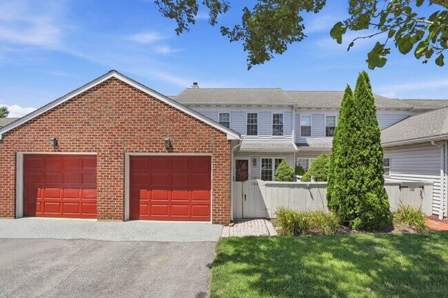 Building Photo - Stunning 3 Bedroom Townhome !