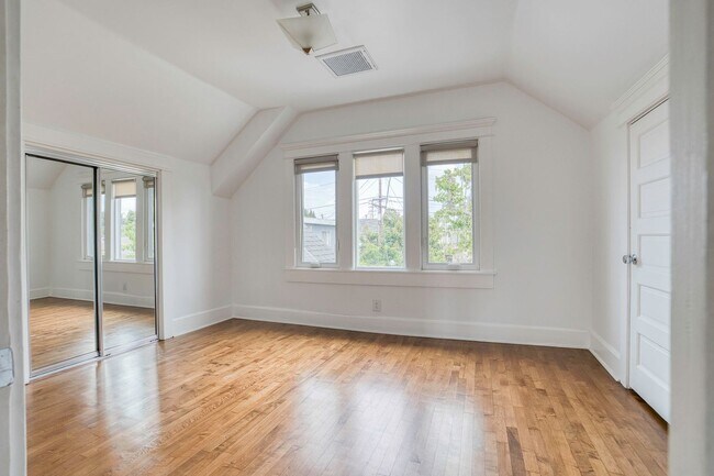 Building Photo - FALL IN LOVE with Craftsman Style Living!