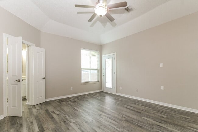 Building Photo - 5912 Hillview Dr