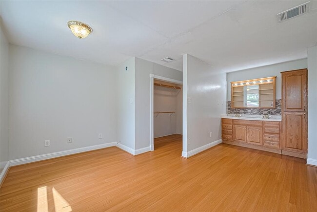 Building Photo - 1833 Hillhouse Rd