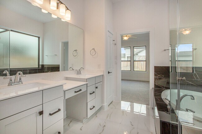 Building Photo - 15018 Bonham Shore Dr