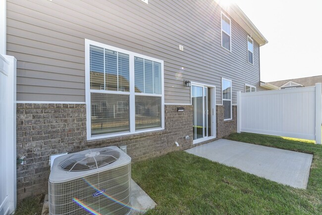 Building Photo - **2022-BUILT TOWNHOME WITH FABULOUS COMMUN...