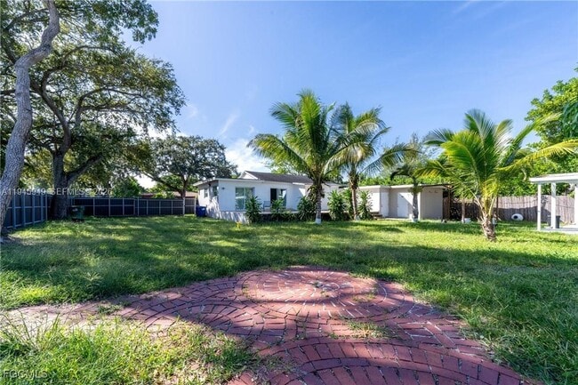 Building Photo - 947 NE 149th St