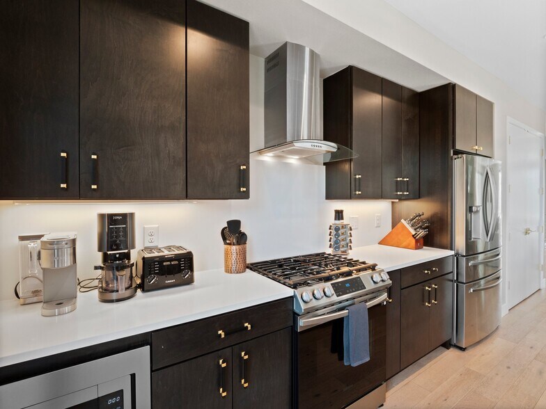 Stainless appliances - 3840 Eliot St