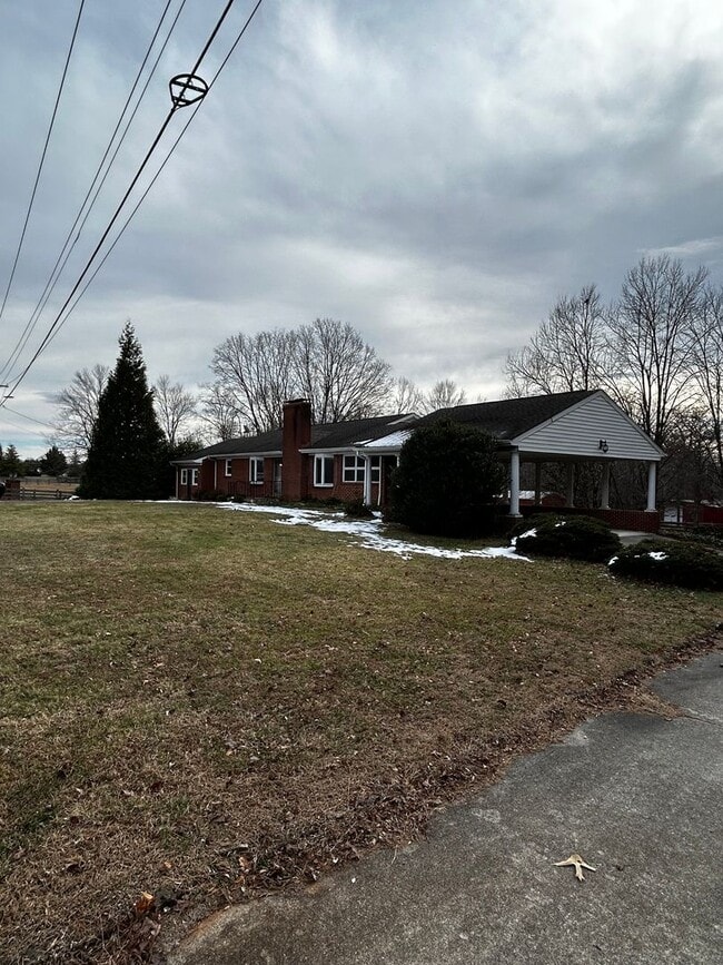 Building Photo - Single family home in Forest