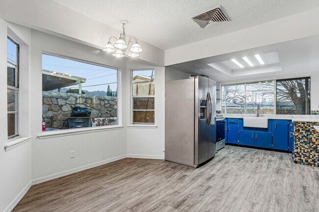 Building Photo - 4613 Sun Valley Dr