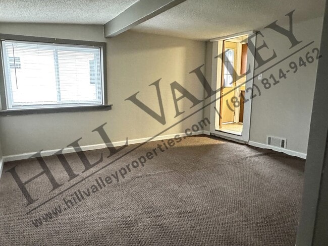 Building Photo - Three bedroom close to Downtown and ISU