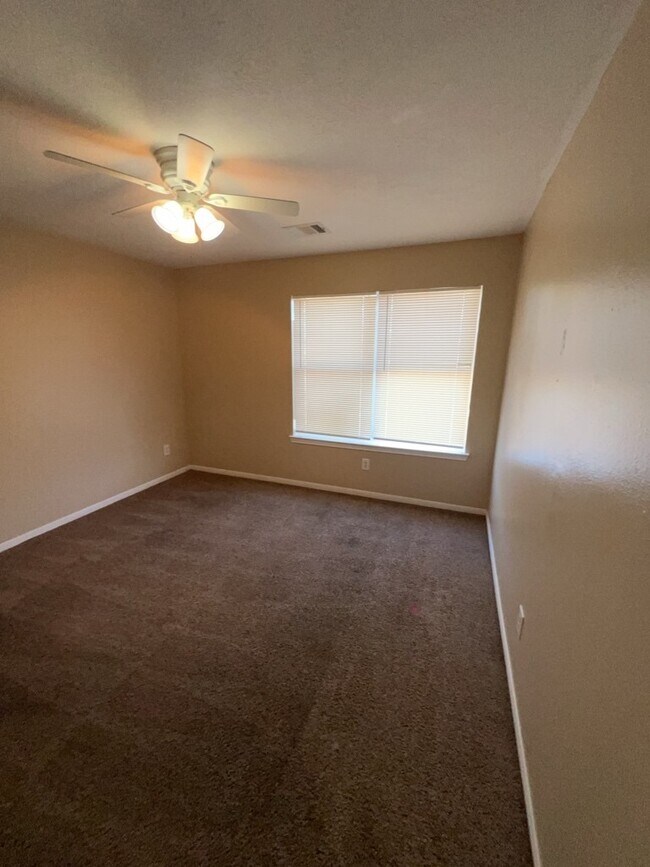 Building Photo - 16410 Amy Ridge Rd