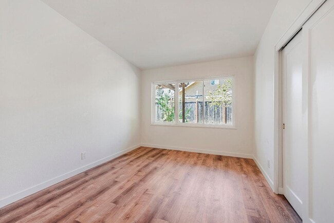 Building Photo - 2577 Gonzaga St
