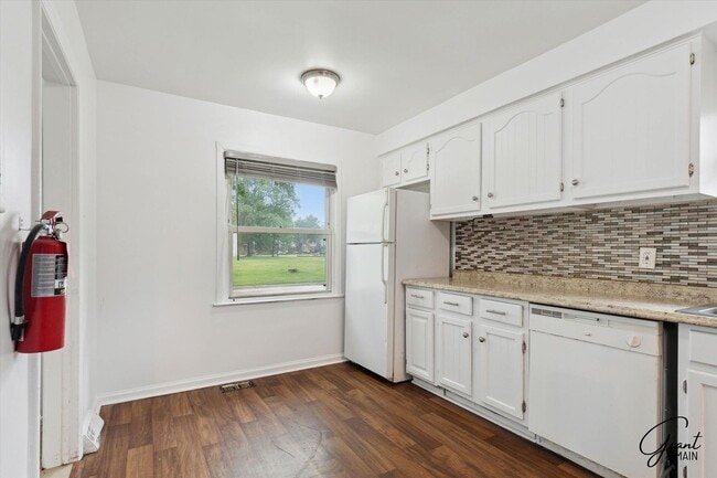 Building Photo - $1250 4 bedroom