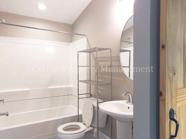 Building Photo - 2BR/2BA Home in Downtown Wilmington - $1,399/month- Pet Friendly* - 50% off 1st Month's Rent!**