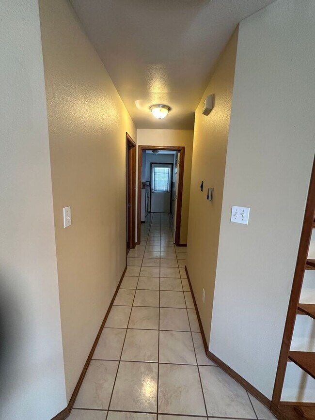 Building Photo - Spacious 2 Bed, 2 Bath Townhome