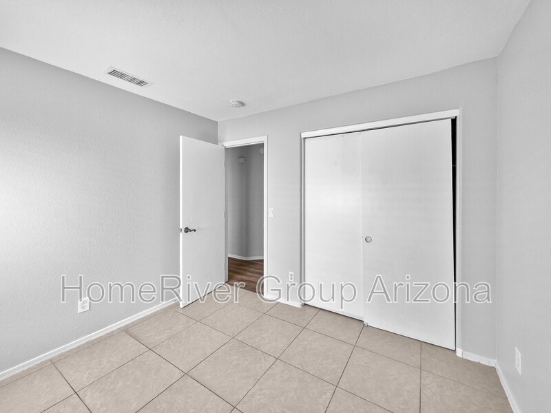 Building Photo - 8942 W Holly St