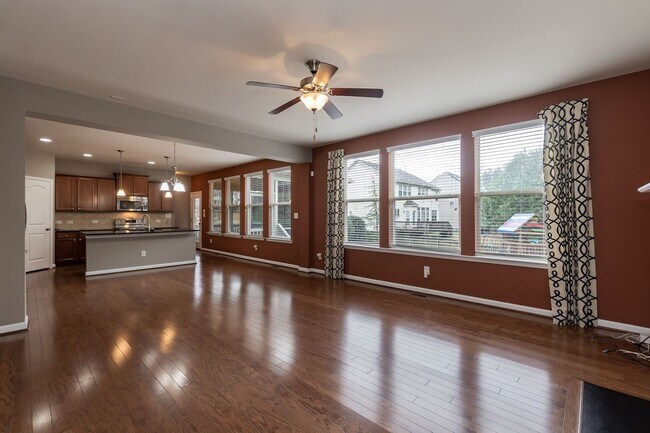 Building Photo - Gorgeous LARGE Family Home!
