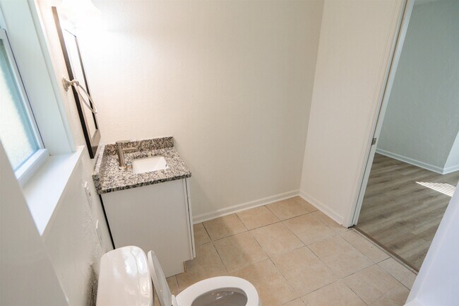 Building Photo - 406 Essex Dr