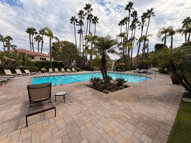 Building Photo - Beautiful 3 Bedroom, 2.5 Bathroom Newport ...