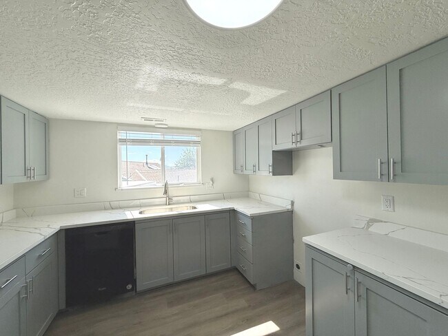 Building Photo - Open House June 20th | 3 Bedroom Townhome in Holladay