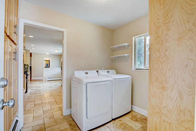 Building Photo - Spacious & Modern Home in Crestmoor Park!