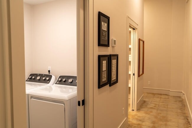 Building Photo - 612 W 8th Ave