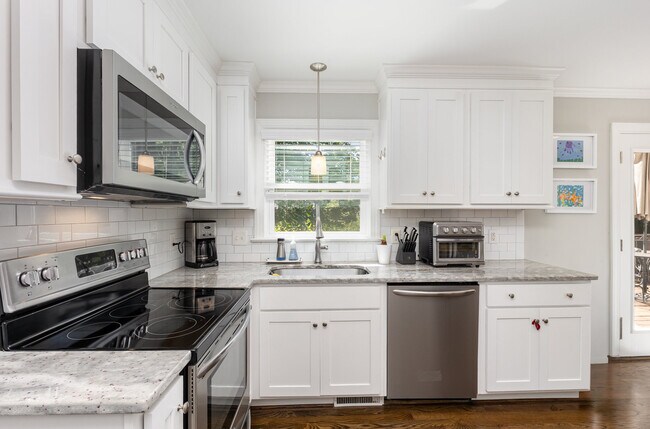 Building Photo - 4901 Stonehill Dr