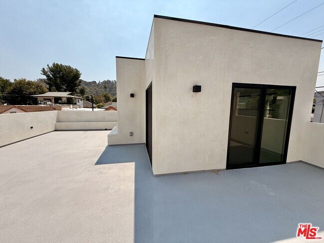Building Photo - 2427 Shoredale Ave