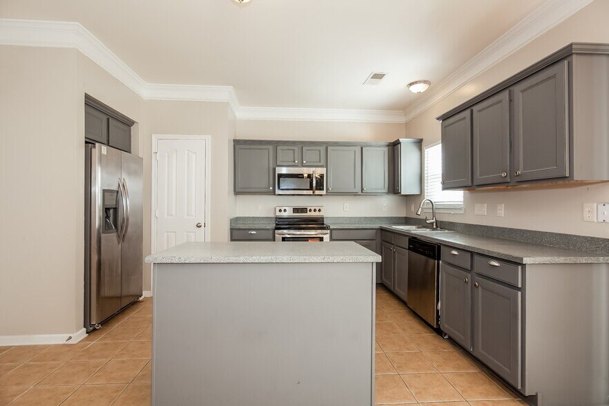 Building Photo - 7913 Bushy Creek Dr